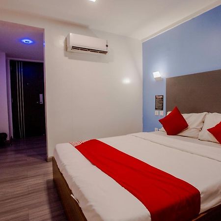 Oyo 666 Mc Hotel Fairview Quezon City Buitenkant foto