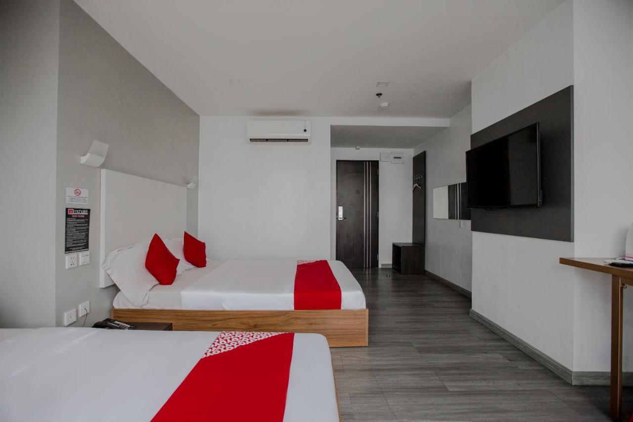 Oyo 666 Mc Hotel Fairview Quezon City Buitenkant foto