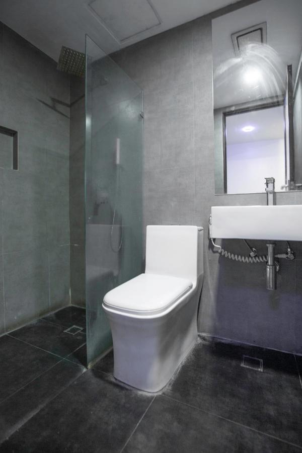 Oyo 666 Mc Hotel Fairview Quezon City Buitenkant foto