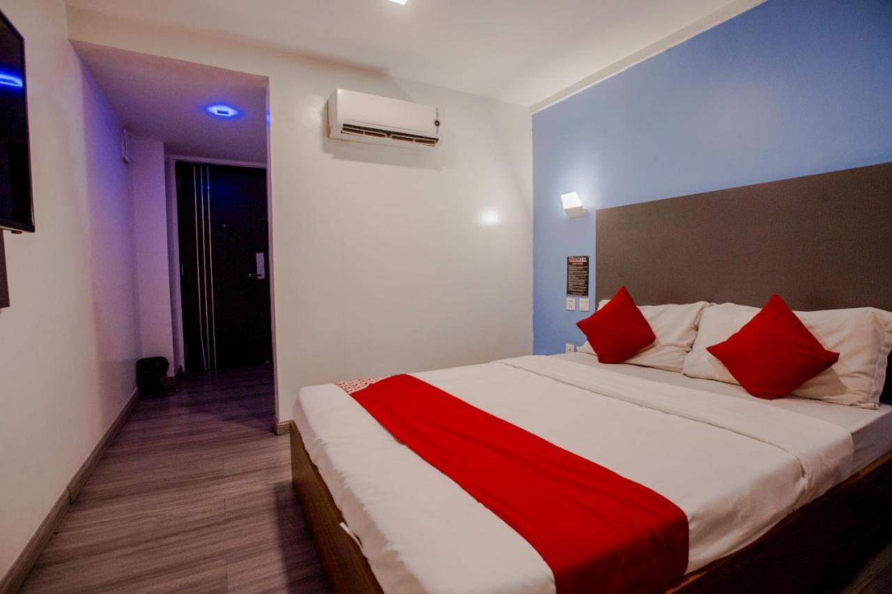 Oyo 666 Mc Hotel Fairview Quezon City Buitenkant foto