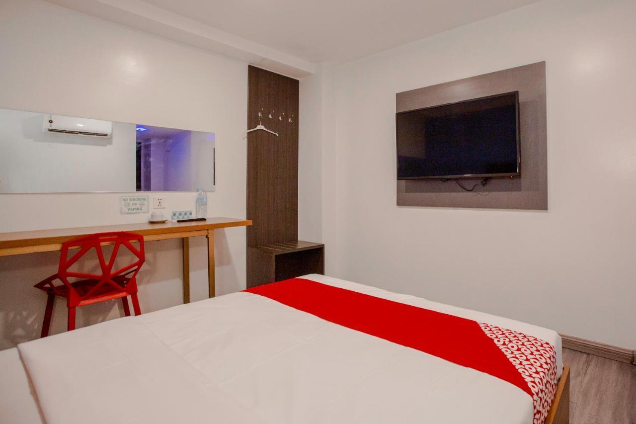 Oyo 666 Mc Hotel Fairview Quezon City Buitenkant foto