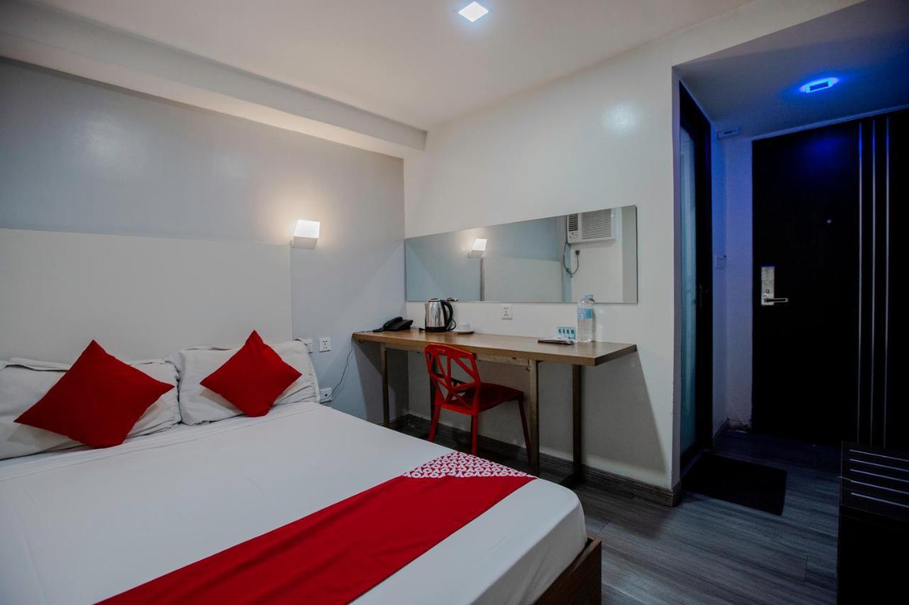 Oyo 666 Mc Hotel Fairview Quezon City Buitenkant foto