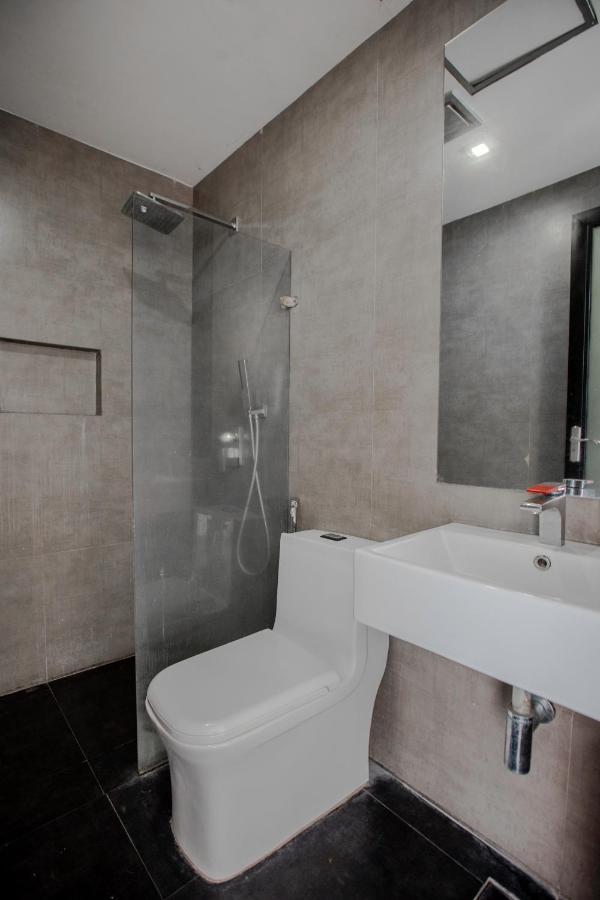 Oyo 666 Mc Hotel Fairview Quezon City Buitenkant foto