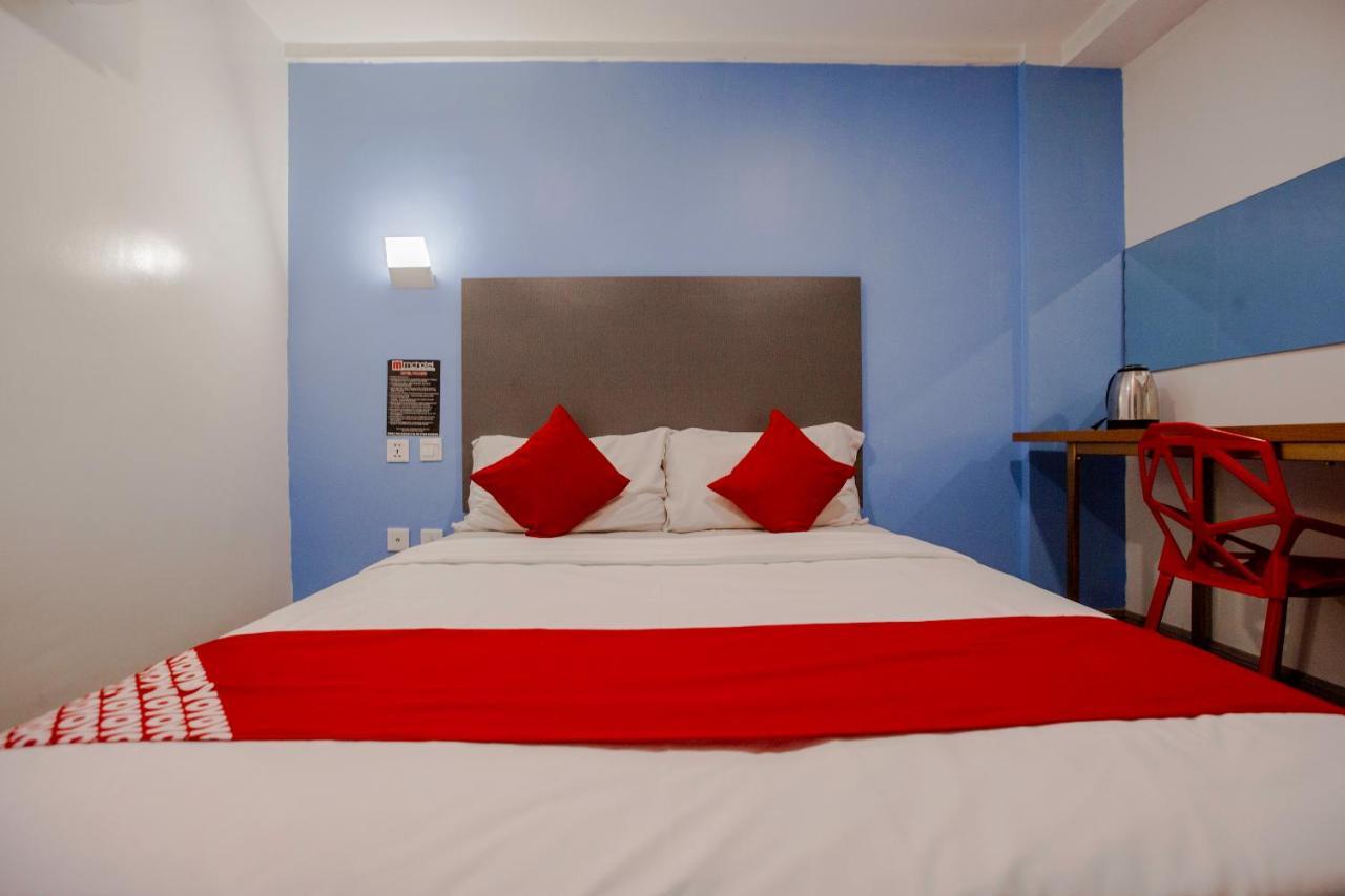 Oyo 666 Mc Hotel Fairview Quezon City Buitenkant foto